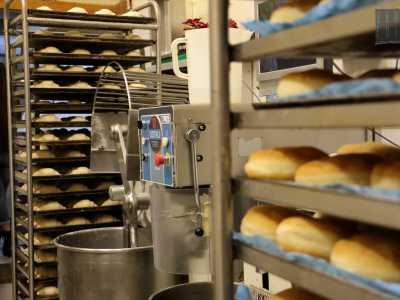 Si tratta dei normali laboratori che riforniscono da sempre i bar dei dolci da offrire a colazione, solo che a partire dagli anni 70 molti di essi hanno cominciato a vendere al dettaglio anche ai singoli consumatori del "popolo della notte"